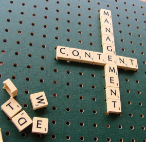 Plateau de scrabble où les mots "content" et "management" sont entremêles par le premier "e" de ce dernier